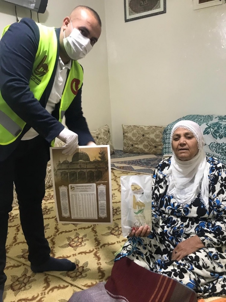 Yaşlılara Maske Ve Kolonya