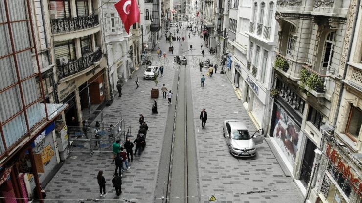 Uyarılara Rağmen İstiklal Caddesi Yine Kalabalık
