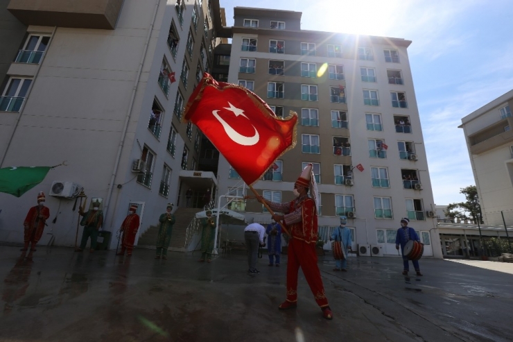 Yurtta Karantina Süresi Tamamlananlar Mehter Marşı Ve Fidanlarla Uğurlandı