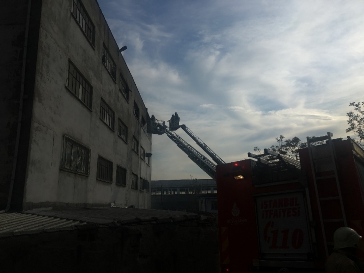 Zeytinburnu’nda Elektronik Malzeme Fabrikasında Yangın