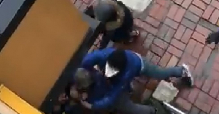 Banka Önünde Meydana Gelen Sıra Kavgasında Yumruklar Konuştu