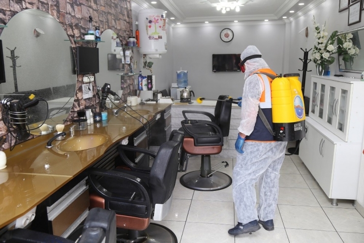 Büyükçekmece’de Kuaförler Dezenfekte Edildi, Çalışanlara Koruyucu Siperlik Dağıtıldı
