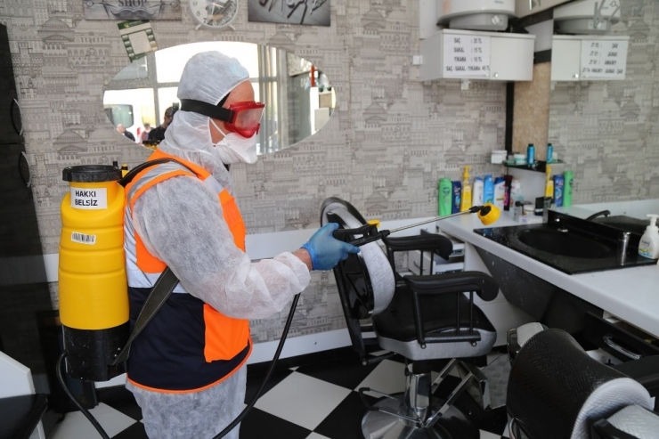 Büyükçekmece’de Kuaförler Dezenfekte Edildi, Çalışanlara Koruyucu Siperlik Dağıtıldı