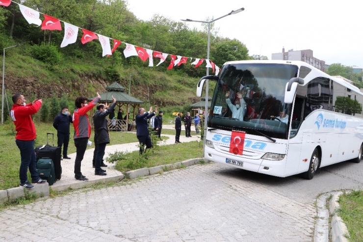 Karantina Altına Kalan 358 Türk Vatandaşı Alkışlarla Uğurlandı