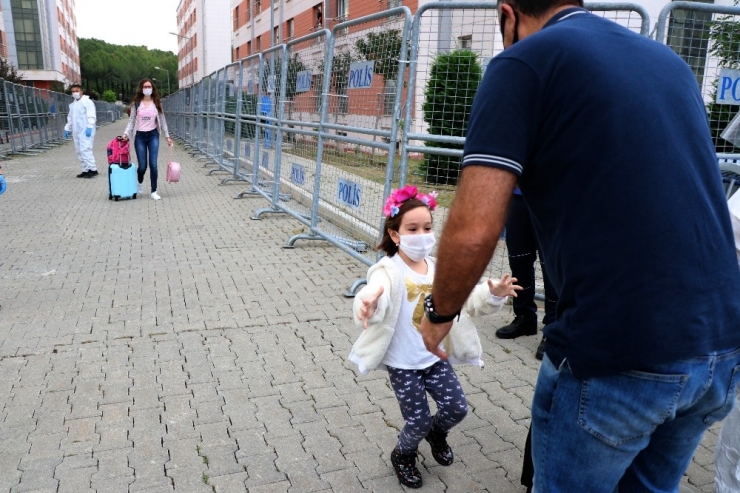 Karantinadan Çıkan Küçük Şura Babasına Koştu