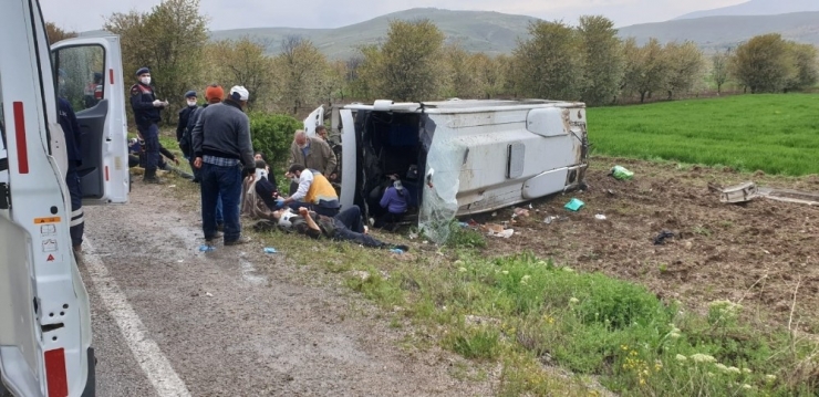 Afyonkarahisar’da Otobüs Tarlaya Devrildi: 16 Yaralı