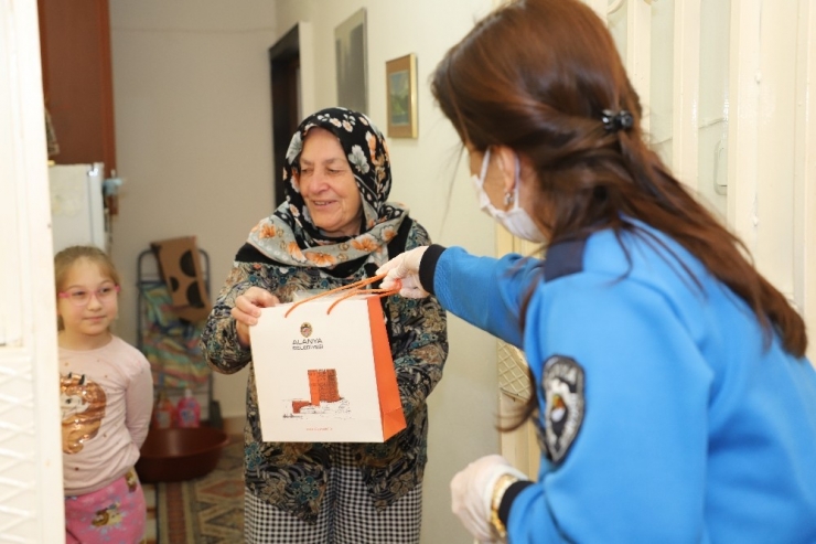 İki Aydır Evinden Çıkamayan 65 Yaşüstü Gülter Teyzeye Doğum Günü Sürprizi