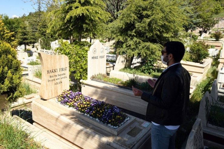 Mezarlıklar Yeniden Ziyarete Açıldı