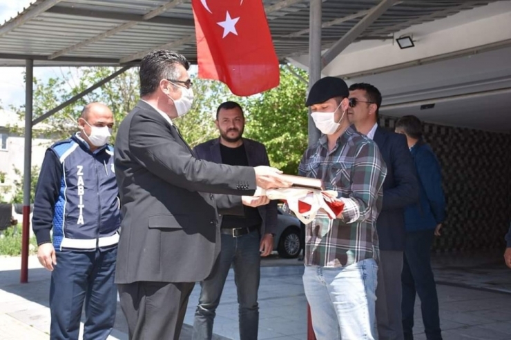 Bayrağı Çalınan Esnafa Belediye Ve Jandarmadan Bayrak Ve Kur’an Hediyesi