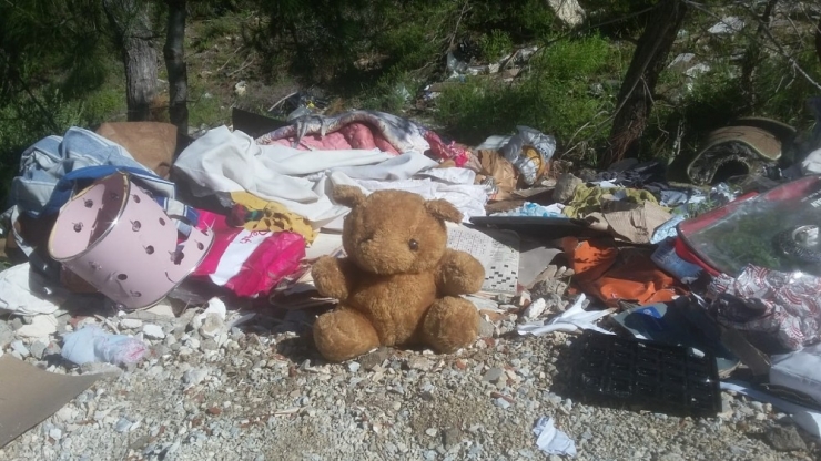 Alanya’da Çöpte Bulunan Türk Bayraklarına Tepki