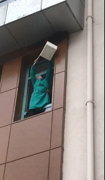 Sağlık Çalışanları Bu Kez Kovandan Kaçan Arılara Müdahale Etti