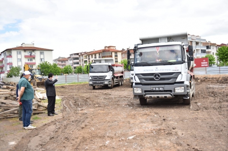 Atatürk Yaşam Kompleksi İçin Kazma Vuruldu