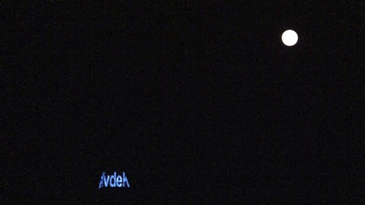 İstanbul’da Süper Ay “Evde Kal” Yazısıyla Görüntülendi