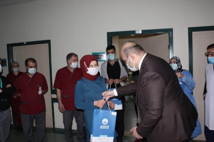 Sağlık Personeline Başkan Orhan’dan Moral Ziyareti