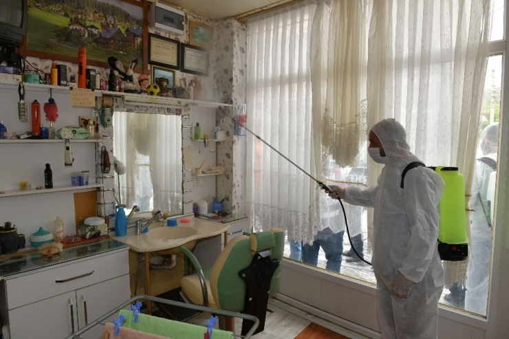 Çiğli’de Berber Ve Kuaförlere Hijyen Setleri Dağıtılmaya Başlandı