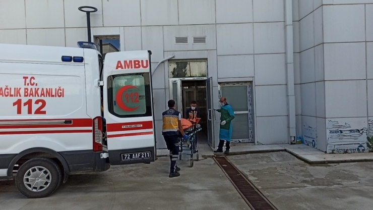 Eşi Hayvanlara Yem Verip Geri Geldi, Kocasını Boğazı Kesili Halde Buldu