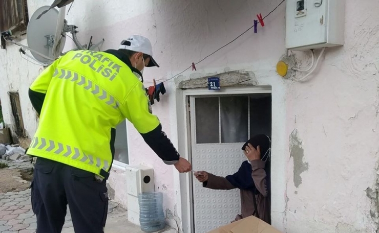 Bayburt’ta Trafik Ekipleri Vatandaşları Evlerinde Bilgilendiriyor