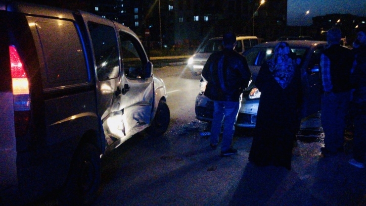 Kırmızı Işık İhlali Yapan Sürücü Kaza Yaptı:2 Yaraşlı