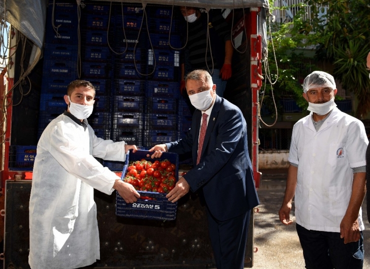 Muratpaşa Aşevine Bir Kamyon Sebze Desteği