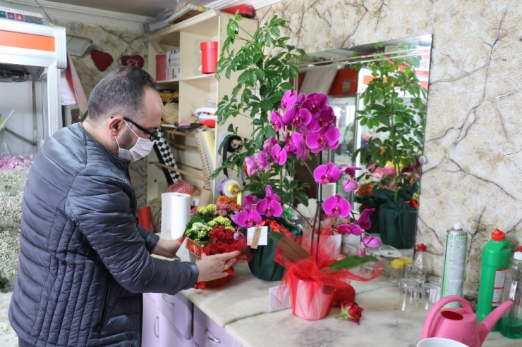 Çiçekçilerin Anneler Günü Mesaisi
