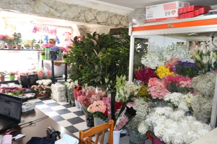 Çiçekçilerin Anneler Günü Mesaisi