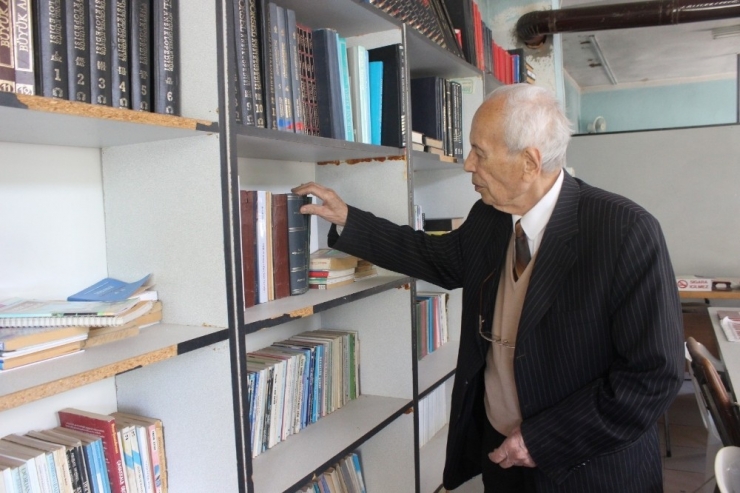 11 Bin Kitabın Bulunduğu 20 Yıllık Kütüphaneyi Bağışlayacak