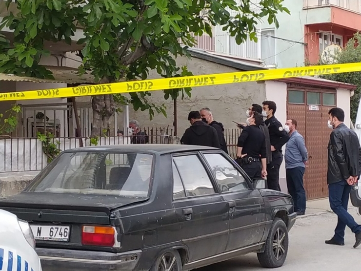 Bahçede Ceset Olduğunu Gören Bina Sakinleri Büyük Şok Yaşadı