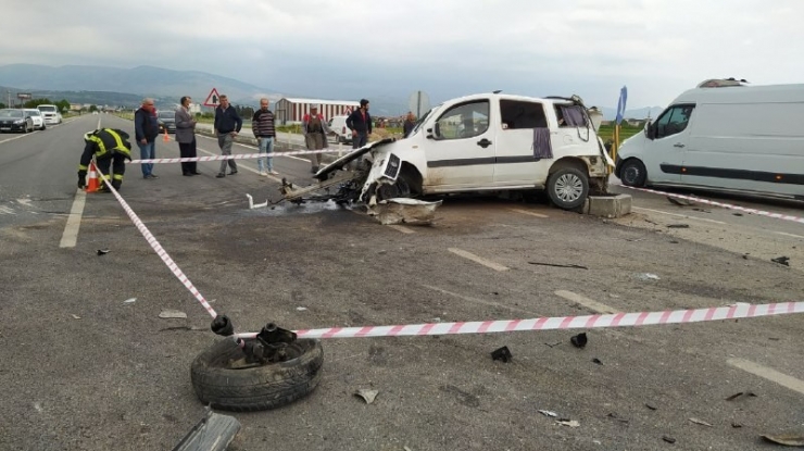 Denizli’de Hafif Ticari Araç Tıra Çarptı: 2 Yaralı