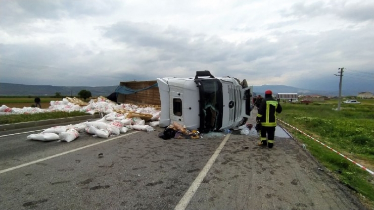 Denizli’de Hafif Ticari Araç Tıra Çarptı: 2 Yaralı