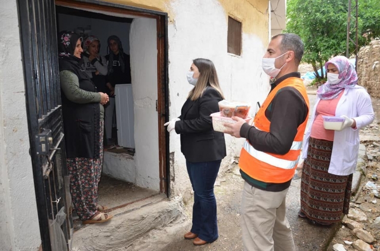 Kaymakam Demir, İhtiyaç Sahibi Ailelere Sıcak Yemek Dağıttı