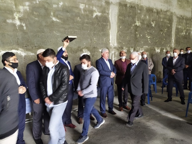 Aralarında Husumet Bulunan İki Aile, Sosyal Mesafe Kurallarına Uyup Maske Takarak Barıştı