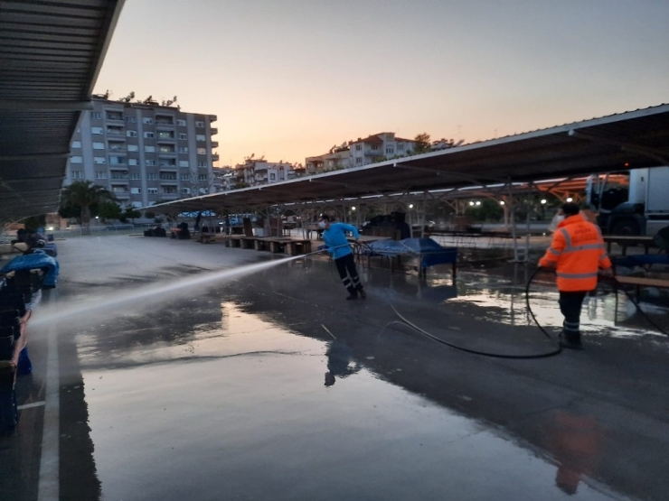 Efeler’de Semt Pazarları Düzenli Olarak Temizleniyor