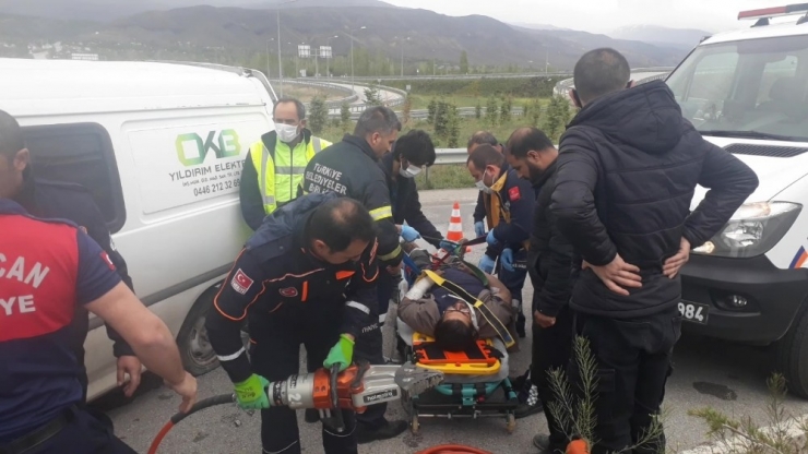 Erzincan’da Kamyonet Direğe Çarptı: 1 Yaralı