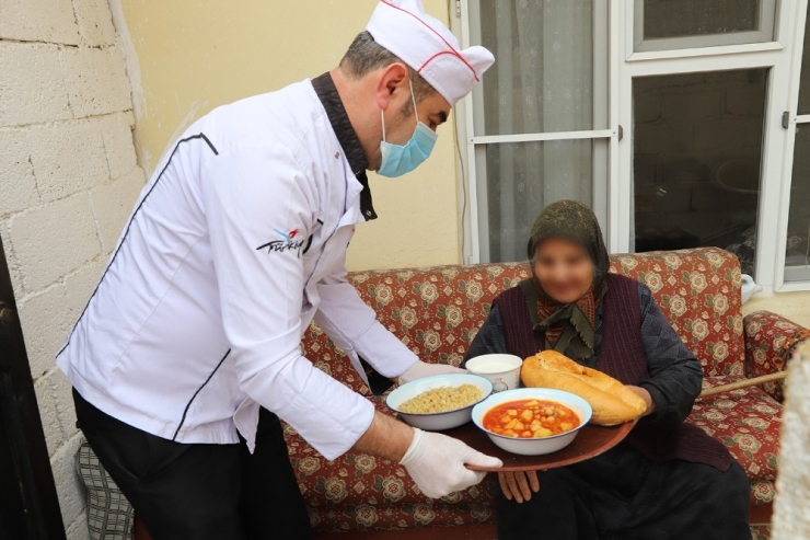 Oğuzeli’nde Sıcak Yemek Dağıtımları Sürüyor
