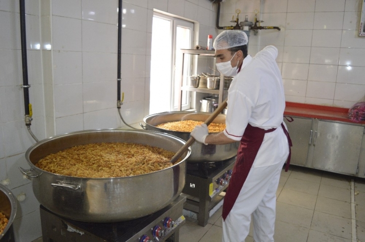 Günde 6 Bin Aileye Yemek Servis Ediyorlar