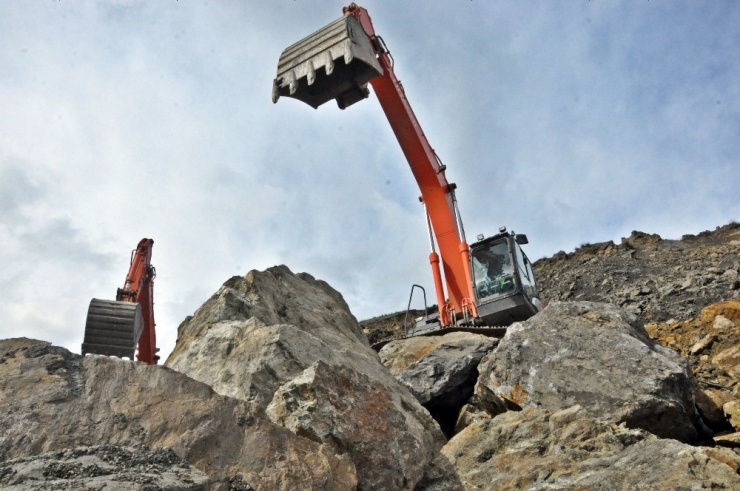 Yüksekova-van Karayolu Heyelandan Dolayı 5 Gündür Kapalı
