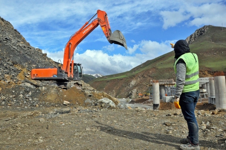 Yüksekova-van Karayolu Heyelandan Dolayı 5 Gündür Kapalı