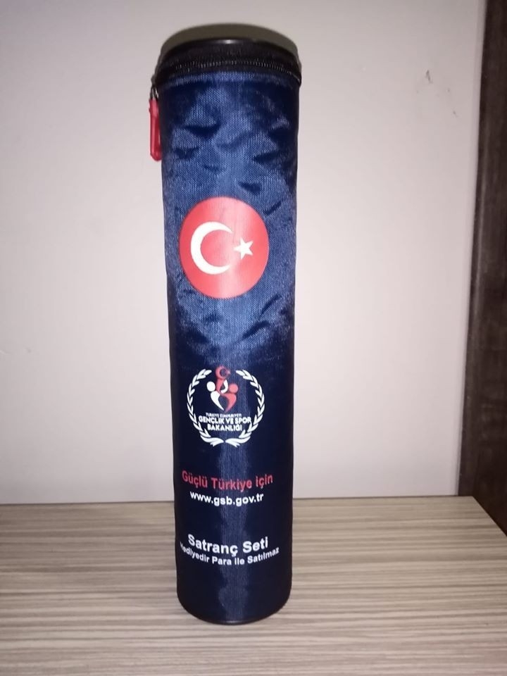 Çocuklara Satranç Takımı Hediye Edildi