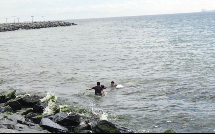 Denize Atlayarak İntihar Girişiminde Bulunan Kadını Polisler Kurtardı