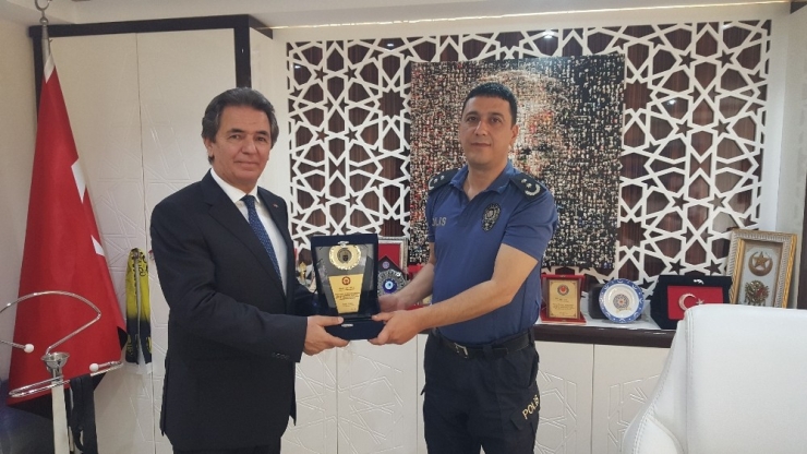 İsveç Fahri Konsolosu Tokuş’tan Emniyet Müdürü Avcı’ya Plaket