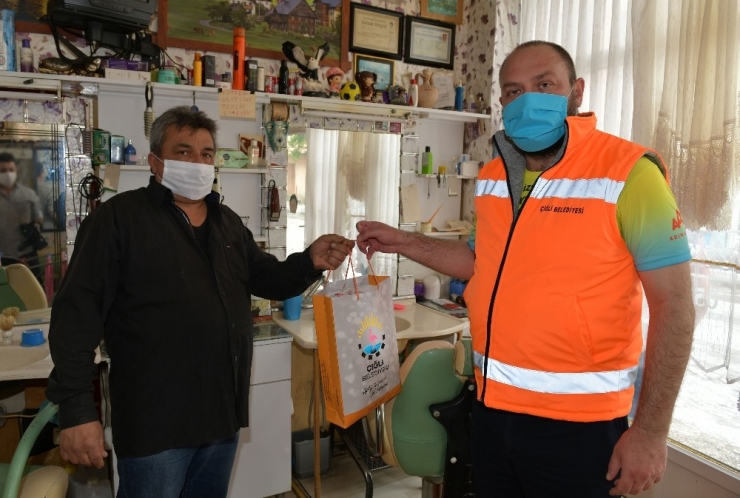 Çiğli’de Berber Ve Kuaförlere Hijyen Setleri Dağıtılmaya Başlandı