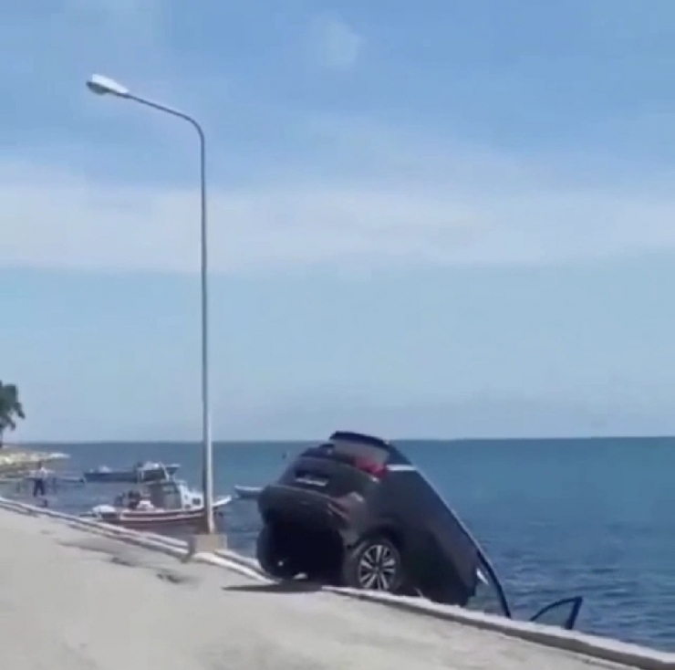 İzmir’de Bir Kişi Kiraladığı Lüks Cipi Denize Attı