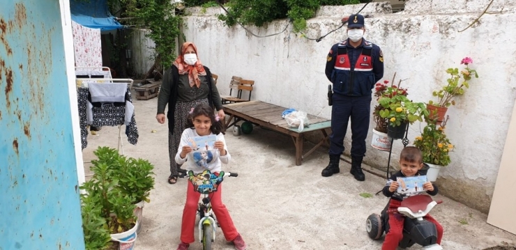 Jandarma’dan Evde Kalan Çocuklara Hediye