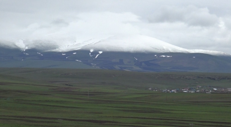 Kars’ta Yüksek Kesimlere Kar Yağdı