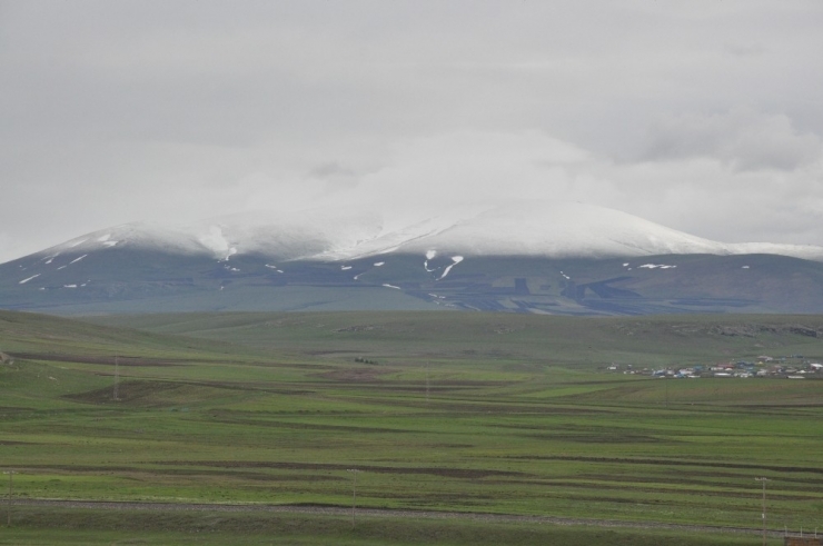 Kars’ta Yüksek Kesimlere Kar Yağdı
