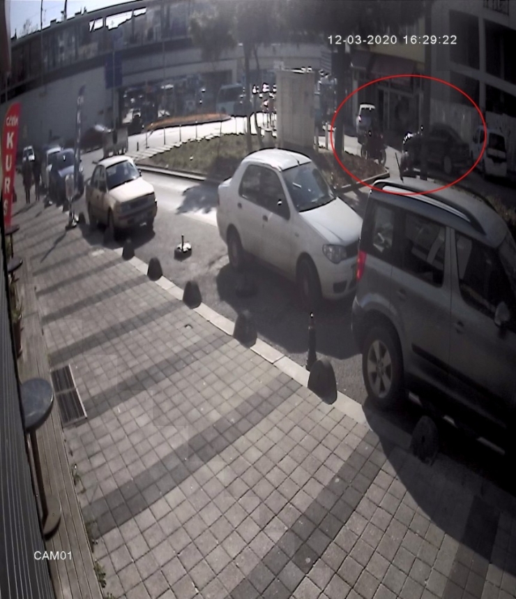 Aracından İnen Şahsa Motosikletin Çarptığı Anlar Kamerada