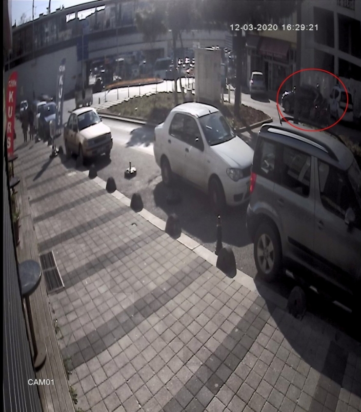 Aracından İnen Şahsa Motosikletin Çarptığı Anlar Kamerada