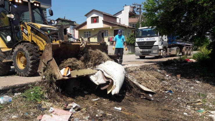 Kartepe’de Moloz Atıkları Toplanmaya Devam Ediyor