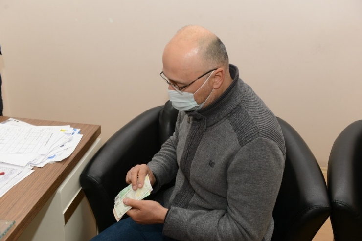 Yolda Bulduğu Parayı Zabıtaya Teslim Etti