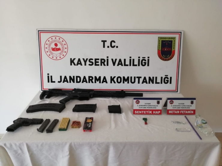 Kazaya Karışan Araçtan Uyuşturucu Ve Silah Çıktı